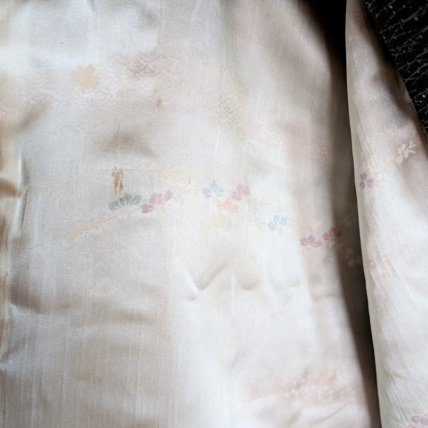 Intérieur d’un haori japonais vintage en soie, avec décor floral discret