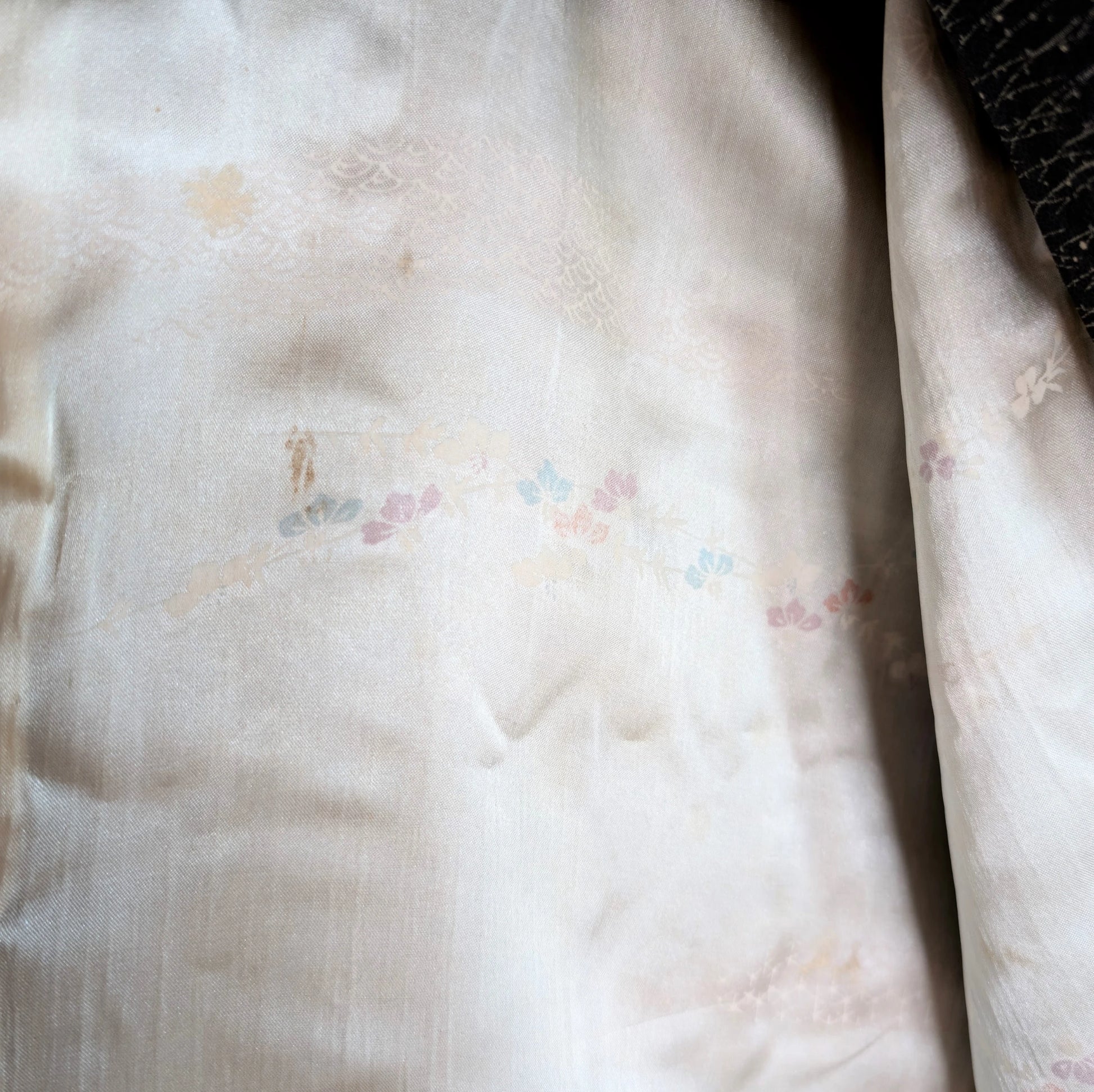 Intérieur d’un haori japonais vintage en soie, avec décor floral discret