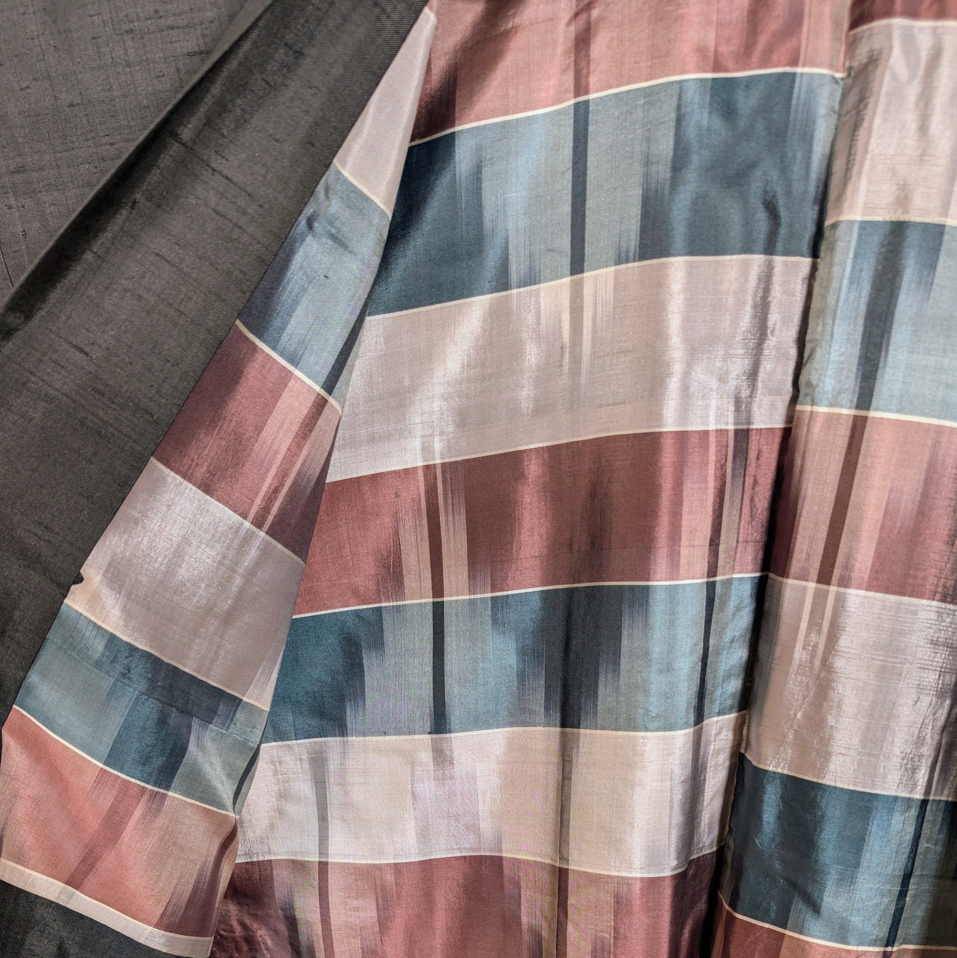 Texture de la soie intérieure d’un haori japonais vintage, doublure artisanale à motifs rayés traditionnels
