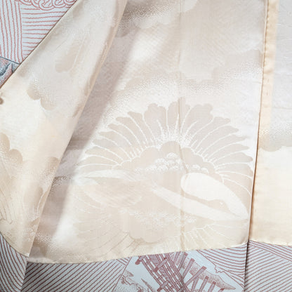 Doublure en soie ivoire du haori japonais, décor ton sur ton d’oiseaux probablement des paons kujaku parmi des nuages