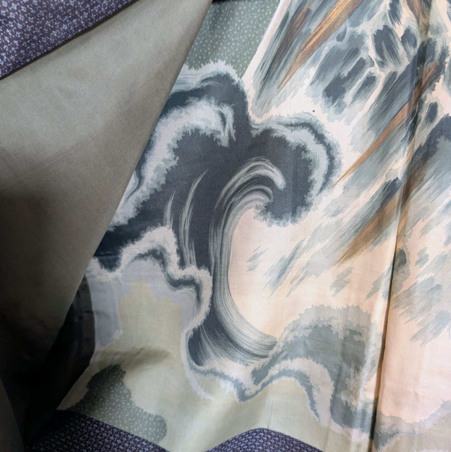 Doublure en soie katazome avec grande vague japonaise, mont Fuji et rehauts dorés appliqués à la main