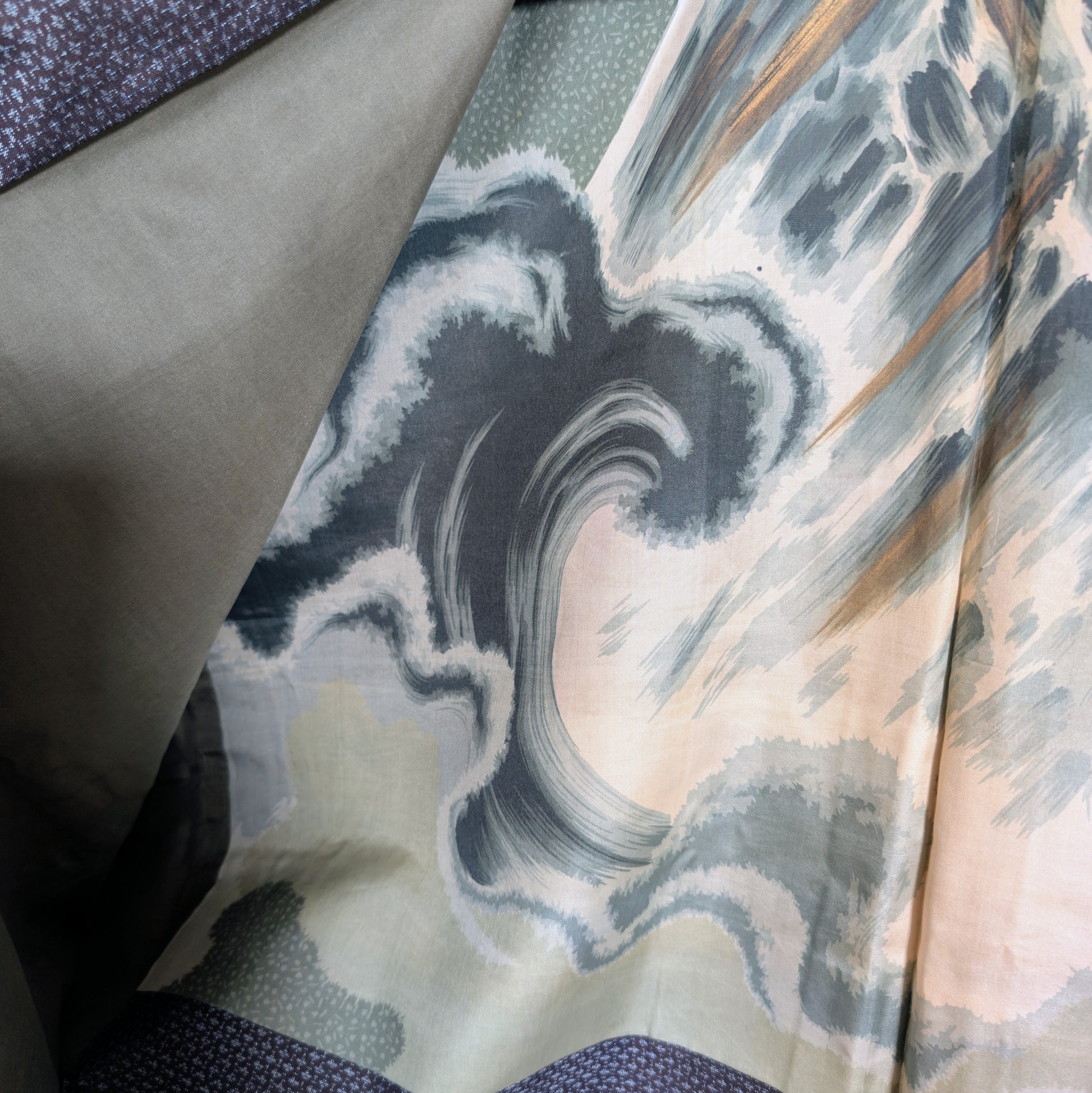 Doublure en soie katazome avec grande vague japonaise, mont Fuji et rehauts dorés appliqués à la main