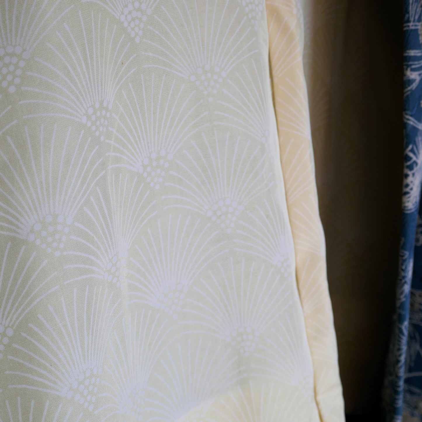Doublure en soie ivoire du haori japonais vintage, avec motifs ton sur ton évoquant les vagues