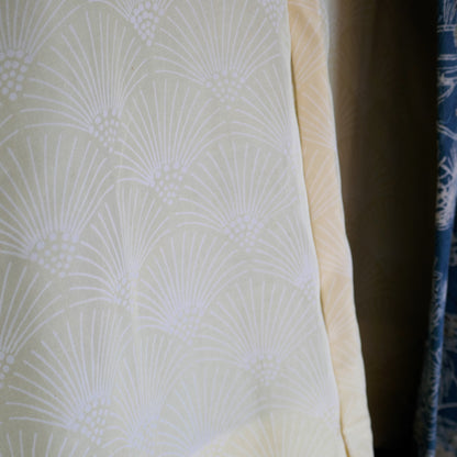 Doublure en soie ivoire du haori japonais vintage, avec motifs ton sur ton évoquant les vagues