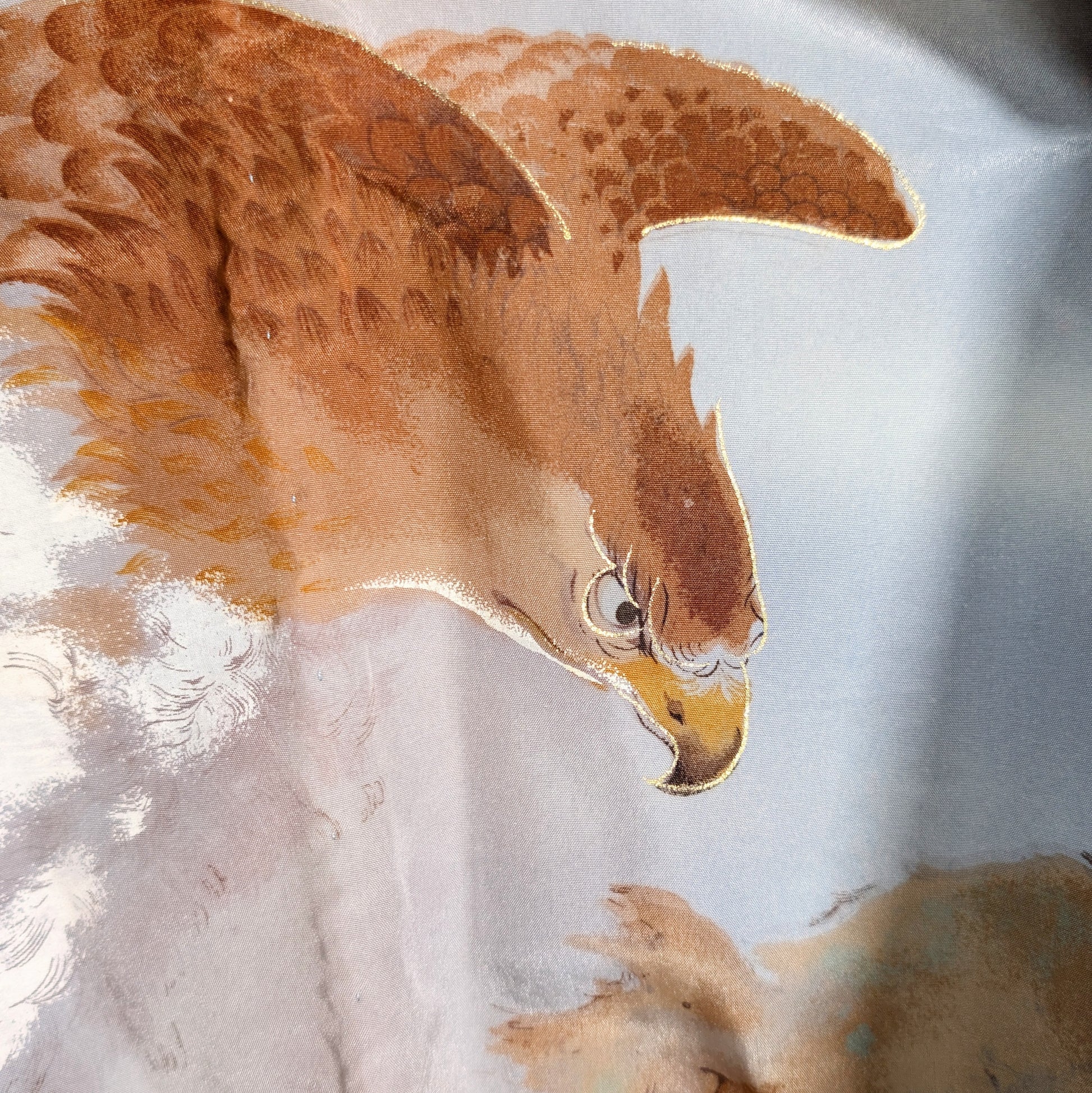 Gros plan d’un aigle peint en style yuzen sur doublure en soie de haori japonais