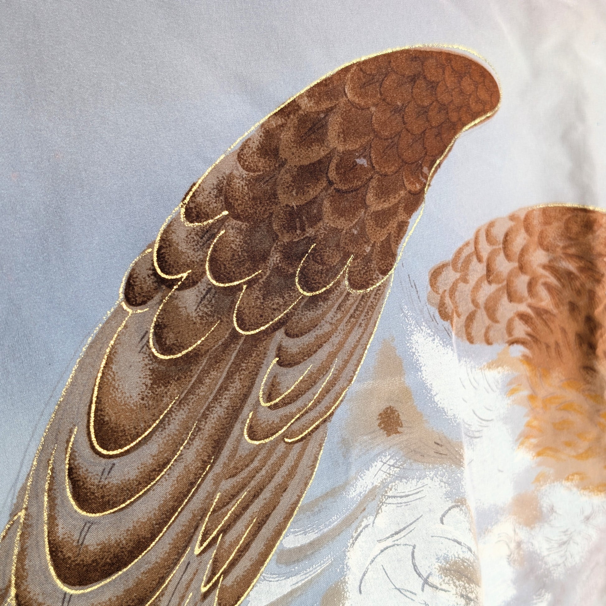 Gros plan de l’aile d’un aigle décoré en yuzen avec rehauts dorés sur doublure de haori japonais