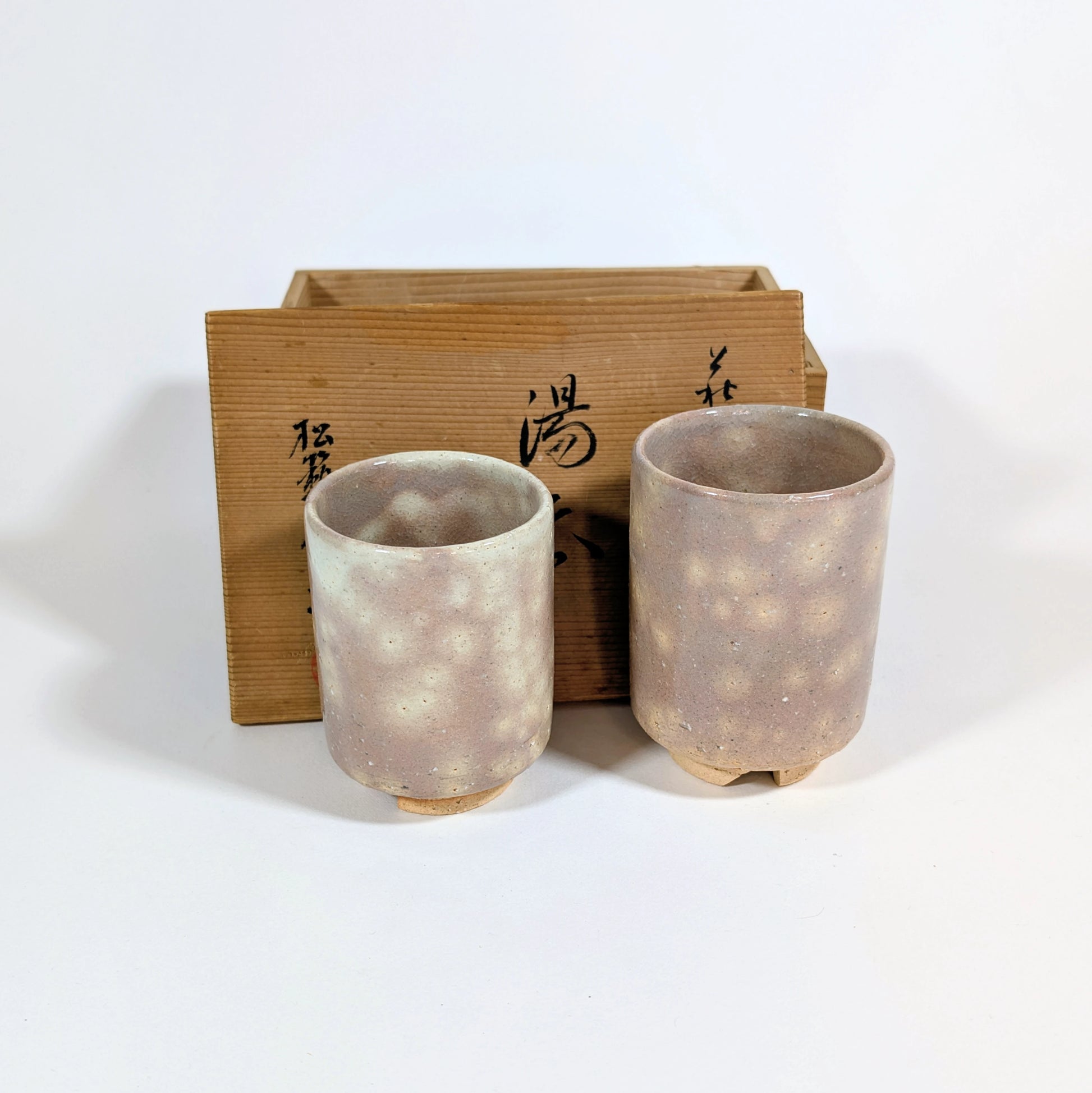 Duo de tasses Hagi-yaki japonaises avec boîte en bois calligraphiée
