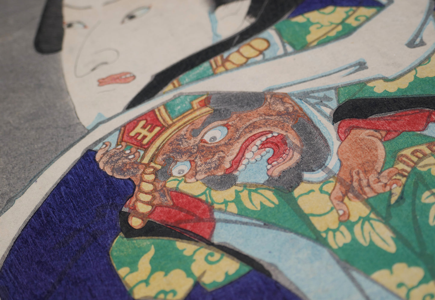 Détail du motif d’Enma et du costume spectaculaire d’Asahina Tōbei dans une estampe japonaise originale de Toyohara Kunichika.