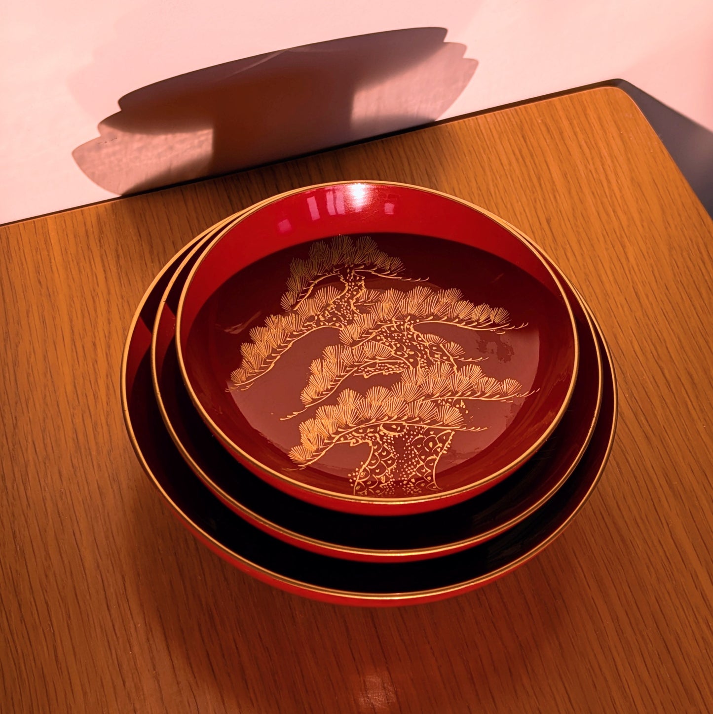 ensemble de coupelles japonaises en laque véritable urushi avec décor maki-e rouge et or style Showa sur table bois