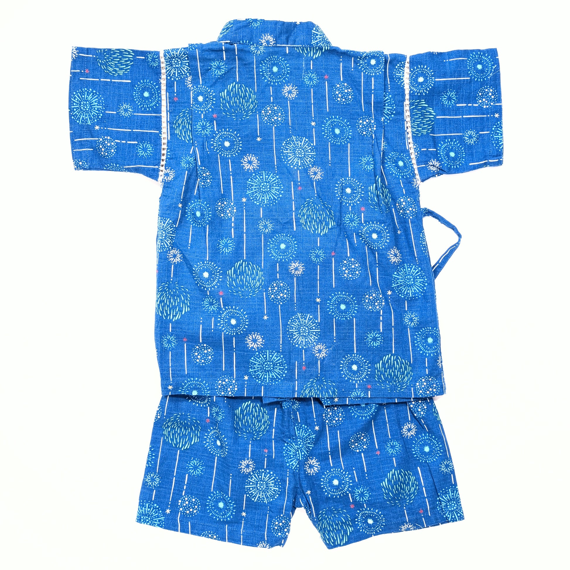 Ensemble jinbei enfant vu de dos, veste et short en coton bleu, motifs japonais hanabi et matsuri.