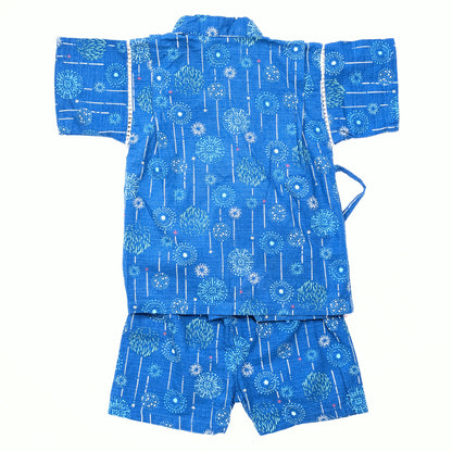 Ensemble jinbei enfant vu de dos, veste et short en coton bleu, motifs japonais hanabi et matsuri.