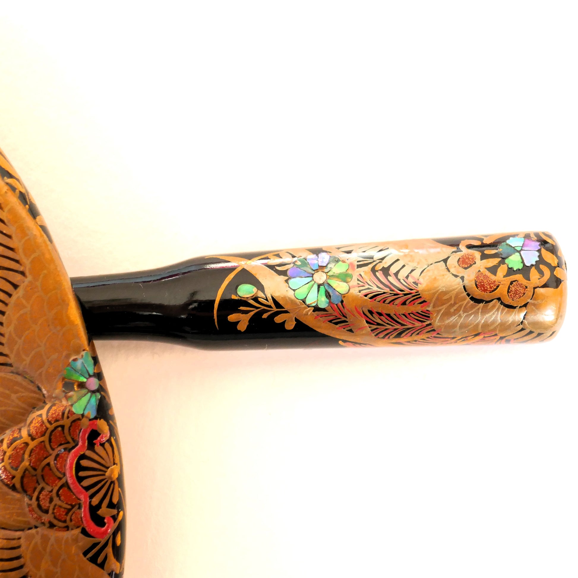 étail du manche du Kogai KOGEDO montrant un motif de phénix stylisé avec fleurs et incrustations de nacre.