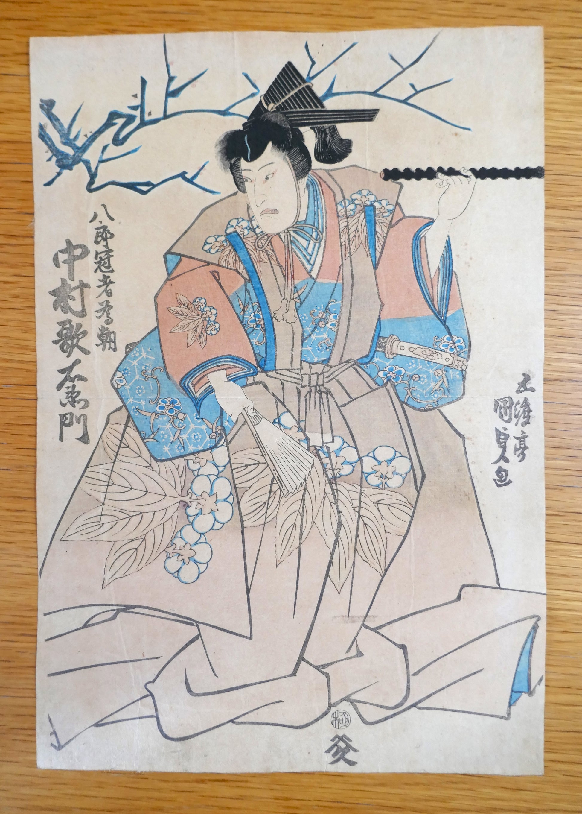 Estampe complète d’Utagawa Kunisada montrant un acteur de kabuki dans un rôle guerrier avec kimono fleuri