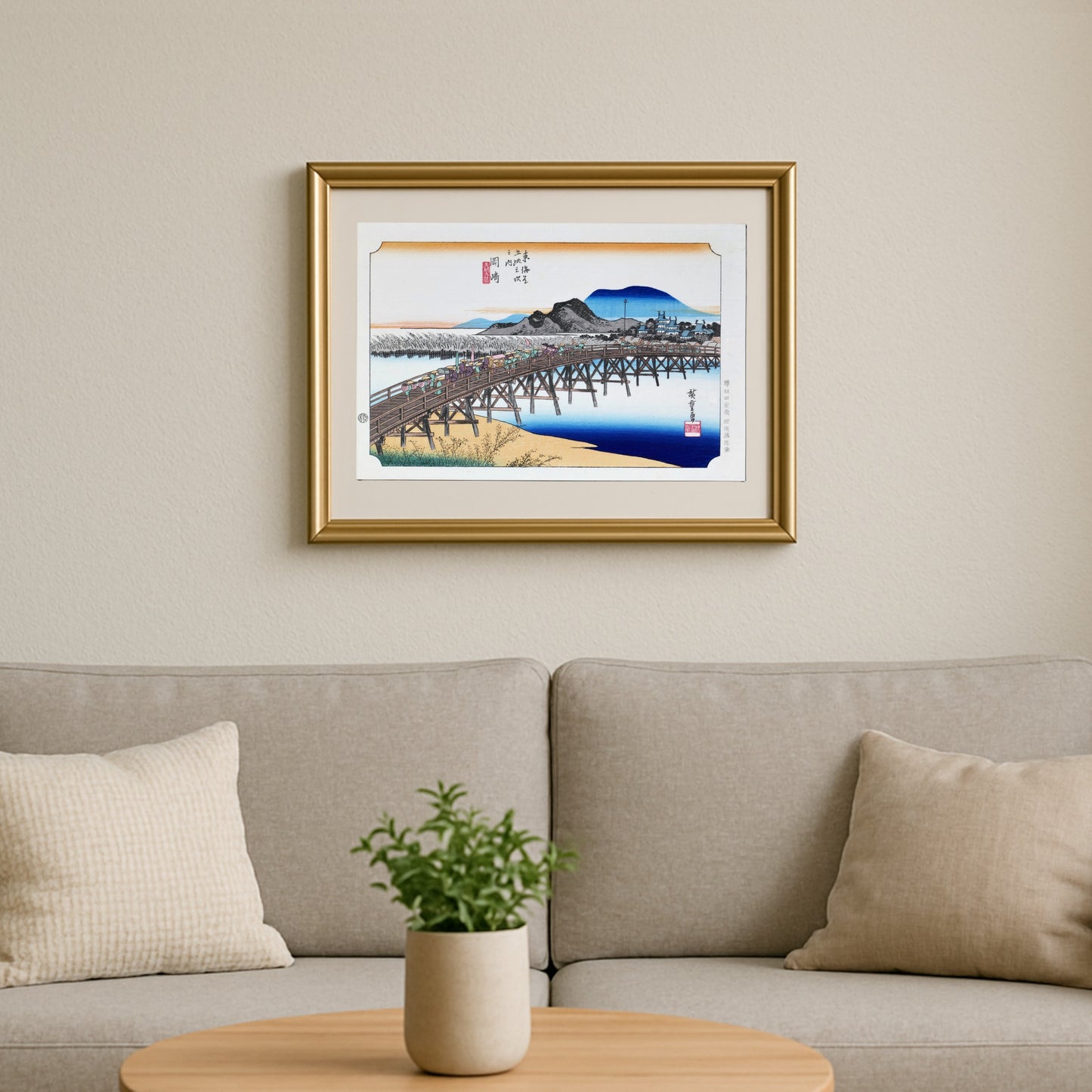 Estampe japonaise de Hiroshige encadrée dans un salon, décoration murale japonaise avec la station Okazaki et le pont Yahagi du Grand Tōkaidō