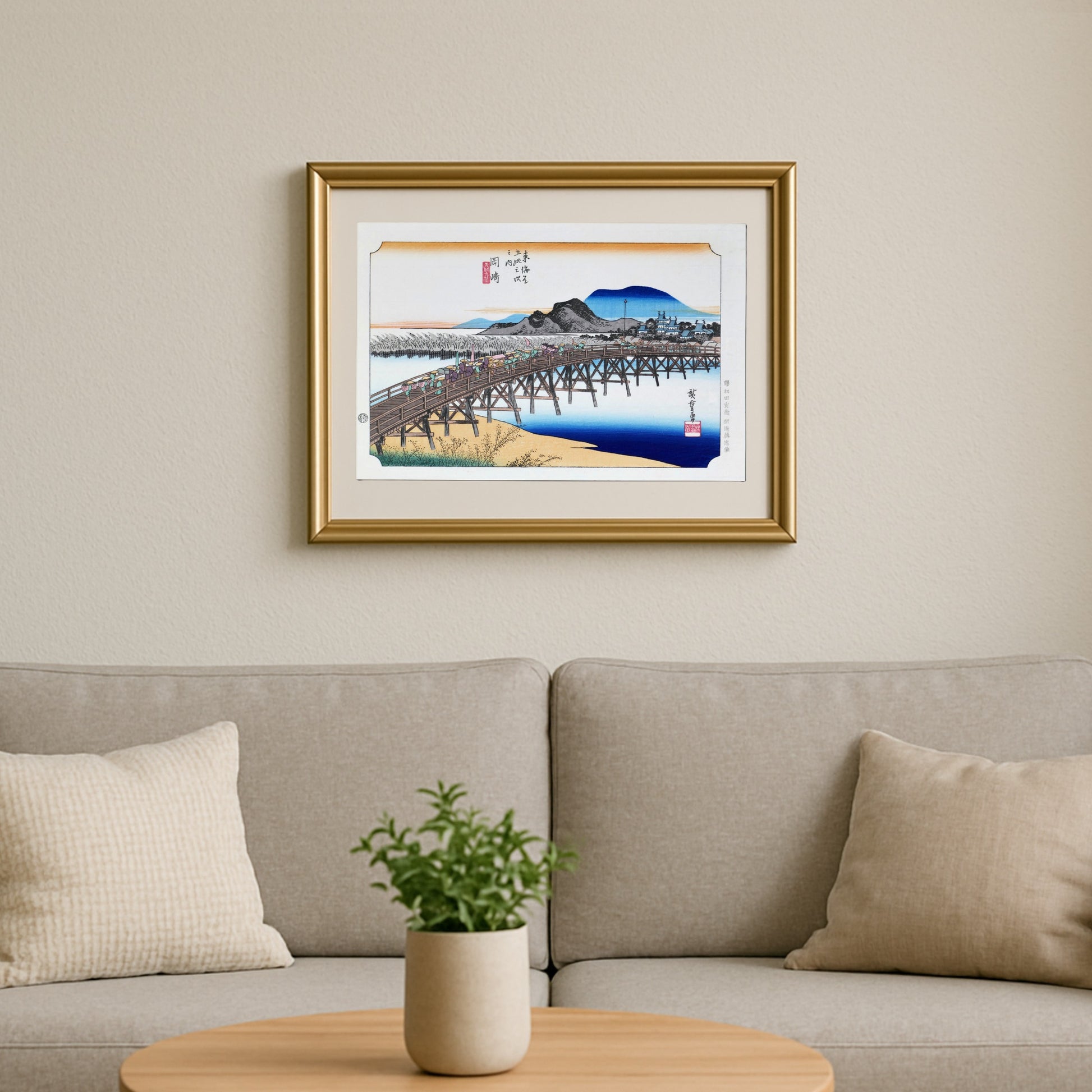 Estampe japonaise de Hiroshige encadrée dans un salon, décoration murale japonaise avec la station Okazaki et le pont Yahagi du Grand Tōkaidō