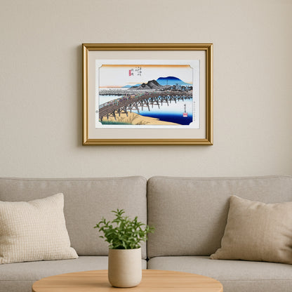 Estampe japonaise de Hiroshige encadrée dans un salon, décoration murale japonaise avec la station Okazaki et le pont Yahagi du Grand Tōkaidō