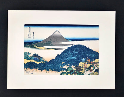 Estampe japonaise Hokusai Le Pin-coussin à Aoyama présentée avec passe-partout, réédition sur bois Yūyūdō Shōwa