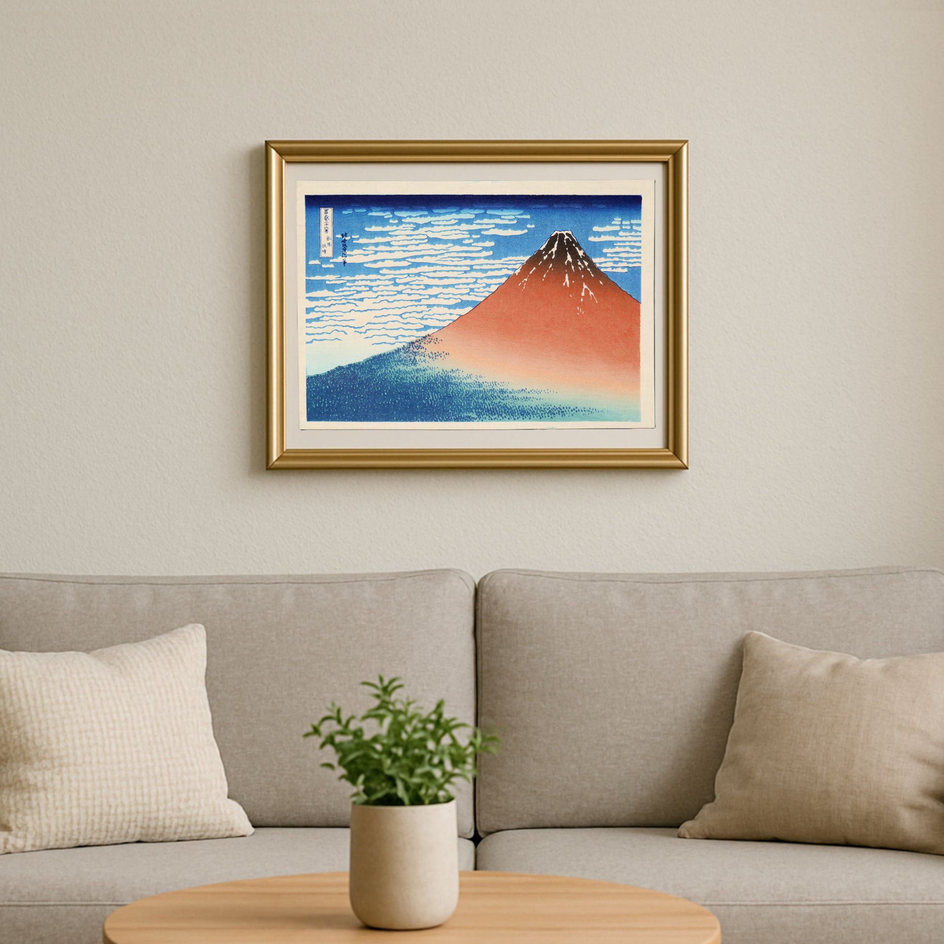 Mise en scène du Fuji rouge de Hokusai encadré dans un salon, idée de décoration murale japonaise.