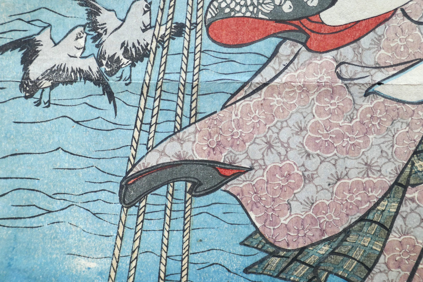 Détail d’estampe japonaise Edo de Utagawa Kuniyoshi montrant le motif de kimono et les pluviers au-dessus de la rivière Tamagawa