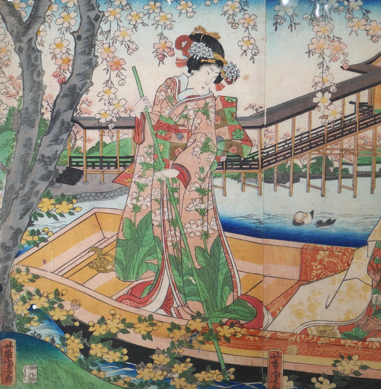 Détail d’une estampe japonaise de Yoshitora avec femme en kimono debout dans un bateau sous les cerisiers en fleurs style bijin-ga