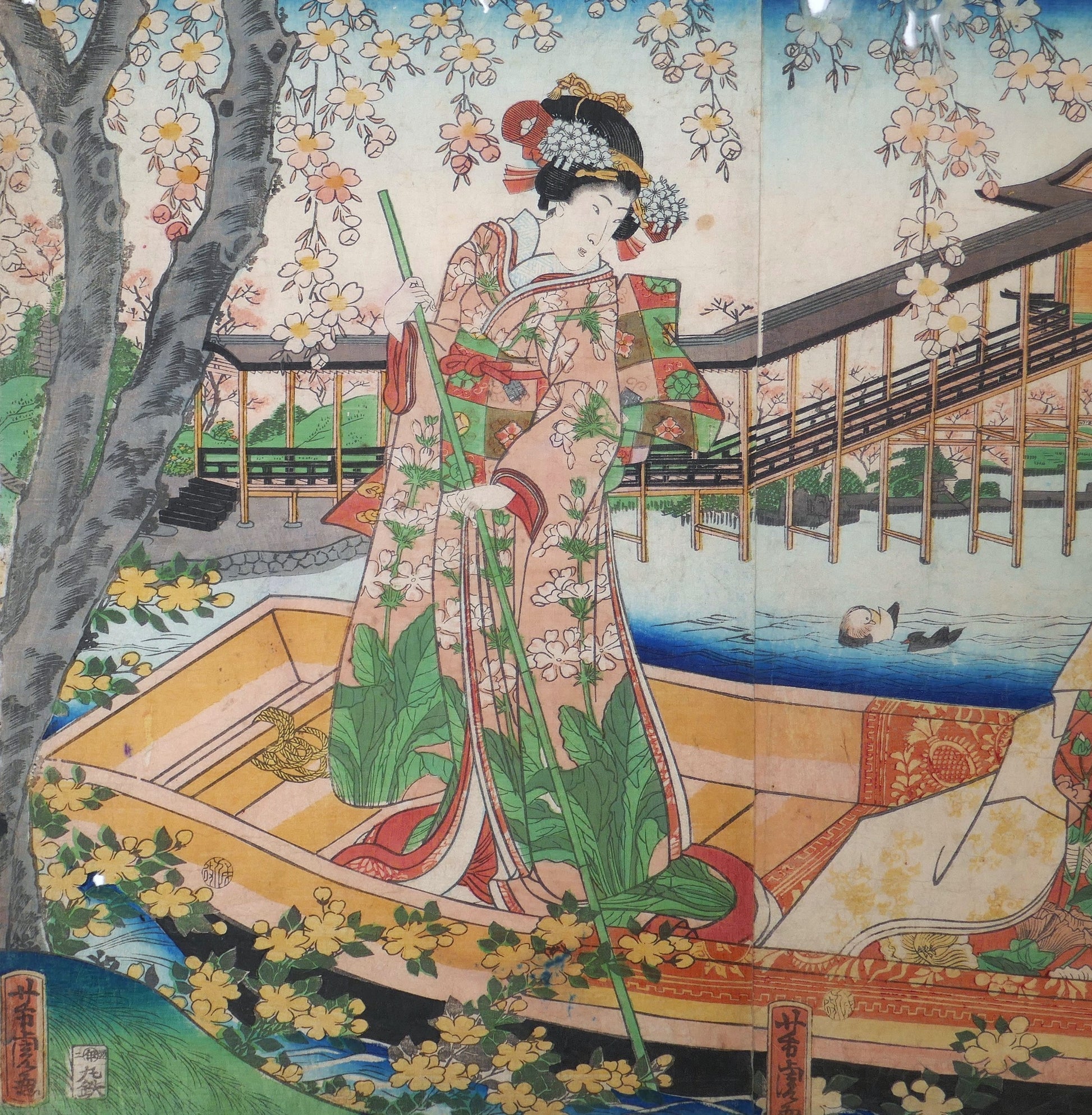 Détail d’une estampe japonaise de Yoshitora avec femme en kimono debout dans un bateau sous les cerisiers en fleurs style bijin-ga
