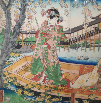 Détail d’une estampe japonaise de Yoshitora avec femme en kimono debout dans un bateau sous les cerisiers en fleurs style bijin-ga