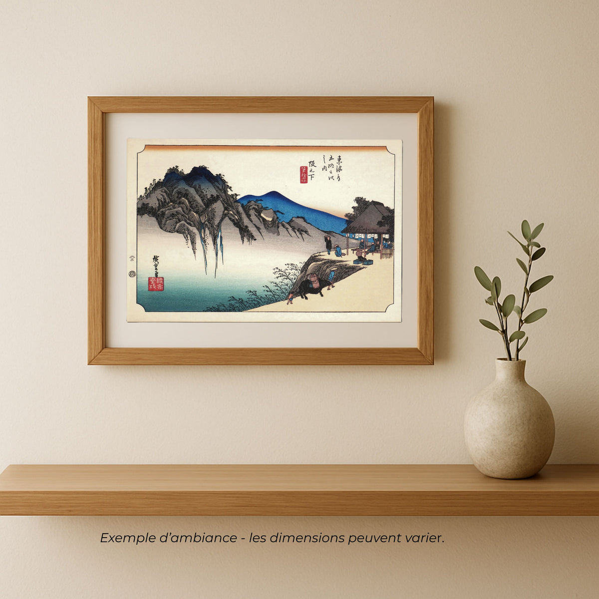 Estampe japonaise Hiroshige des 53 stations du Tōkaidō, relais de Sakanoshita, présentée encadrée dans un intérieur contemporain, exemple de décoration murale japonaise.