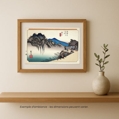 Estampe japonaise Hiroshige des 53 stations du Tōkaidō, relais de Sakanoshita, présentée encadrée dans un intérieur contemporain, exemple de décoration murale japonaise.