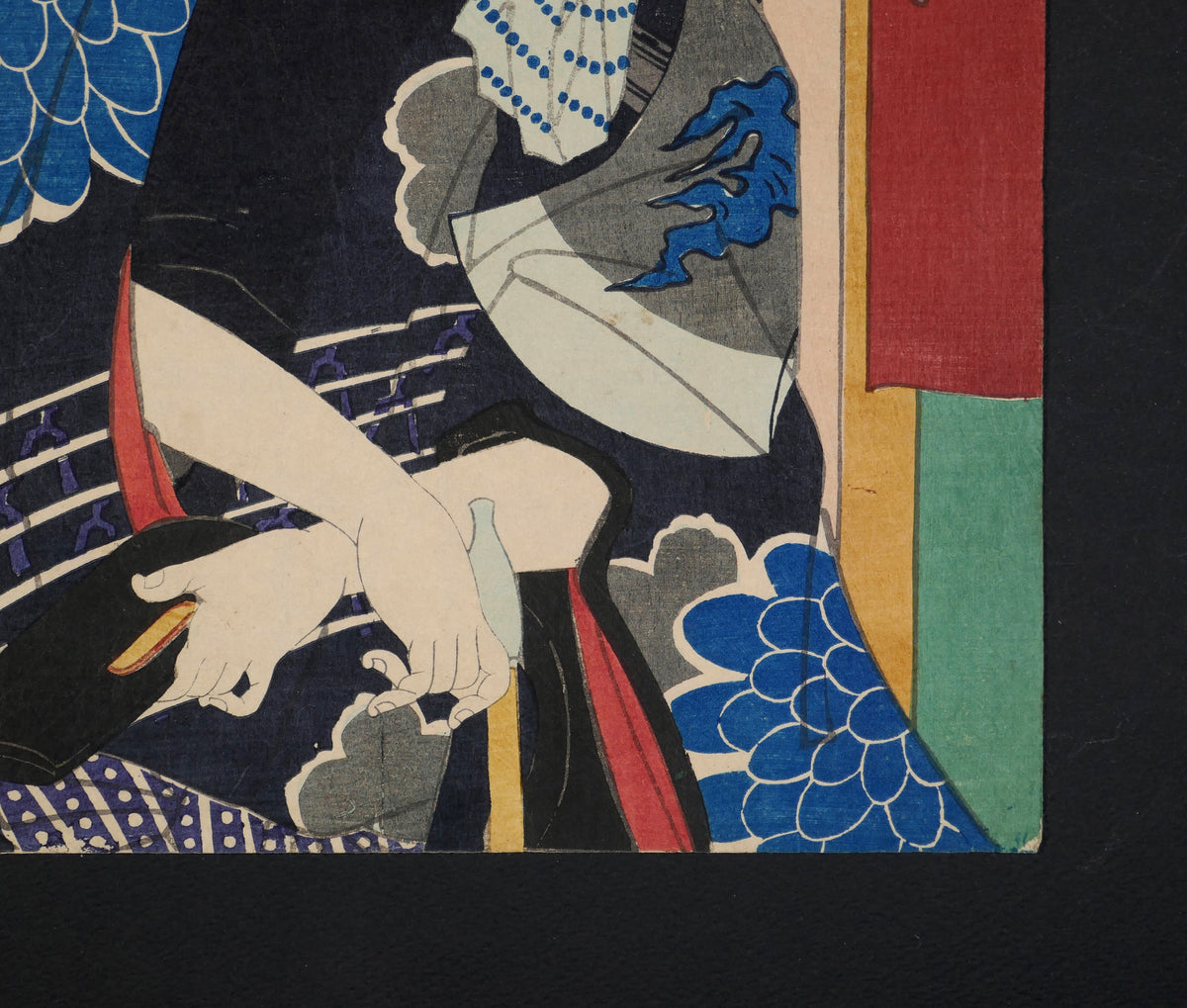 Détail des mains d'Orochimaru et des motifs kiku, chrysanthèmes bleus, sur le kimono de l'acteur de kabuki dans une estampe originale de Kunichika.