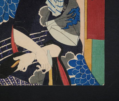 Détail des mains d'Orochimaru et des motifs kiku, chrysanthèmes bleus, sur le kimono de l'acteur de kabuki dans une estampe originale de Kunichika.
