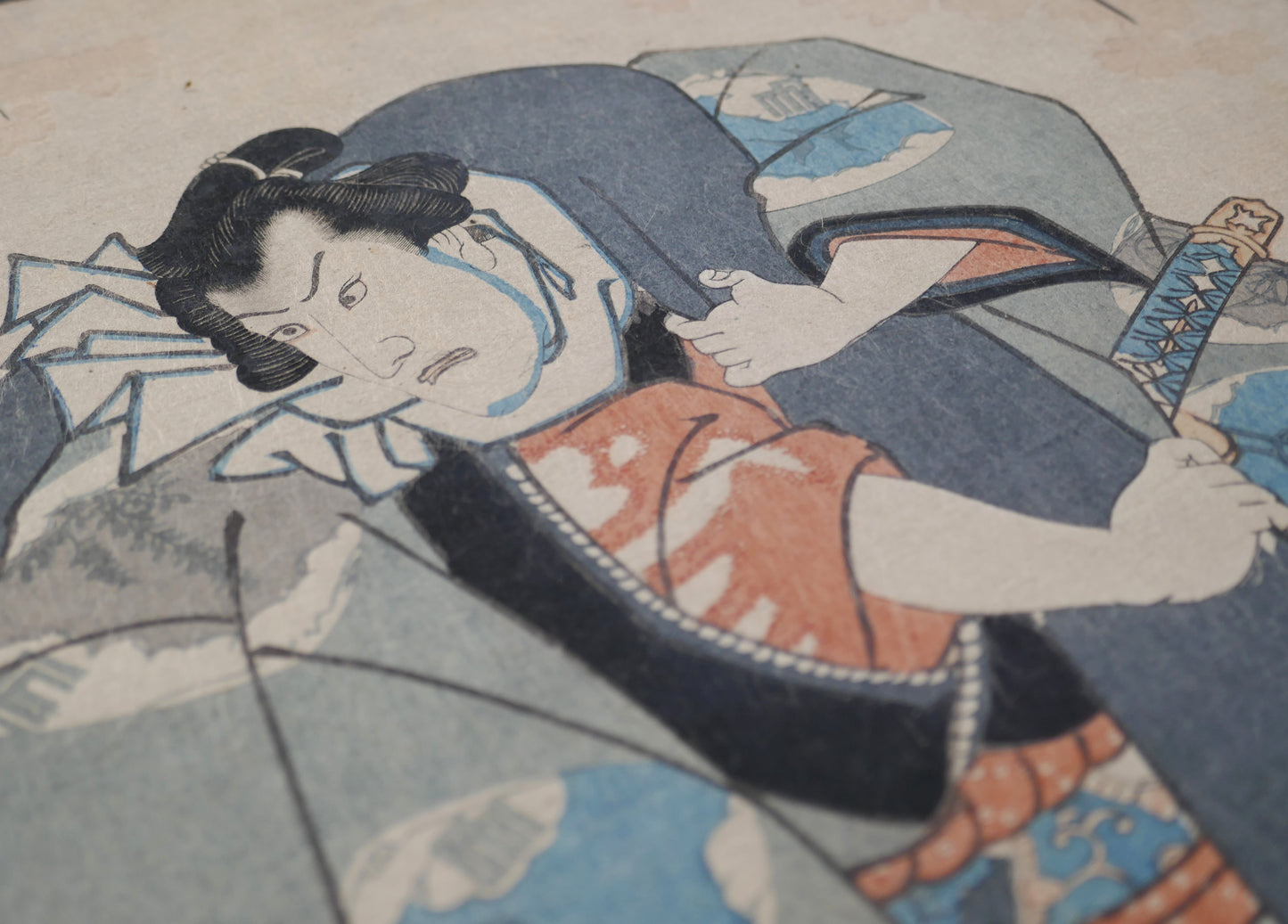 Acteur kabuki tenant un sabre dans une estampe japonaise yakusha-e de Kunisada période Edo