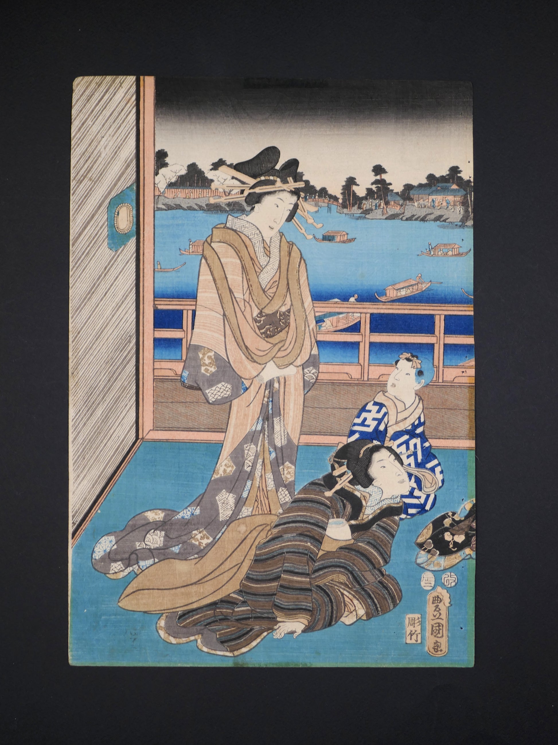 Estampe japonaise originale ukiyo-e de Kunisada Toyokuni III représentant des femmes lisant une lettre dans un pavillon au bord de l’eau, format oban tate-e, Edo 1856.