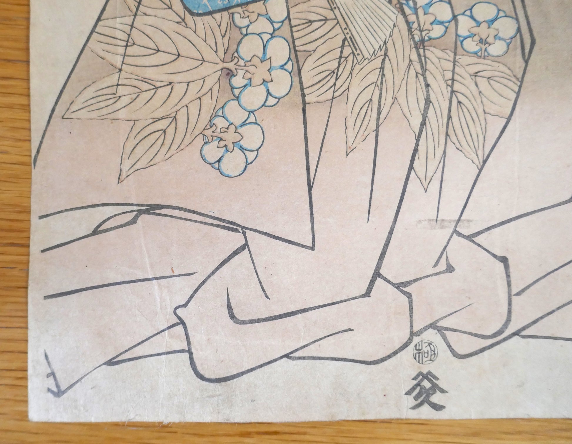 Estampe kabuki par Utagawa Kunisada représentant Nakamura Utaemon IV dans le rôle de Hachirō Kanja Tametomo – détail du vêtement et sceau de l'editeur