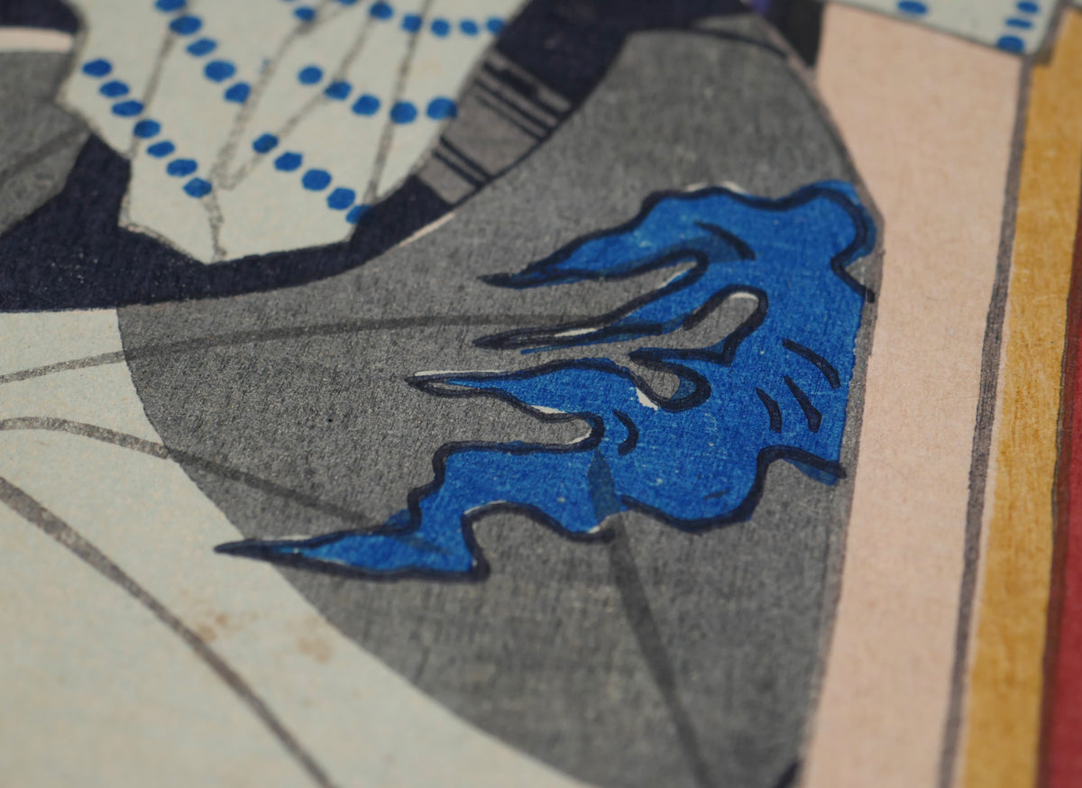 Détail des motifs bleus sur la manche grise du kimono, gravure sur bois polychrome de Toyohara Kunichika.