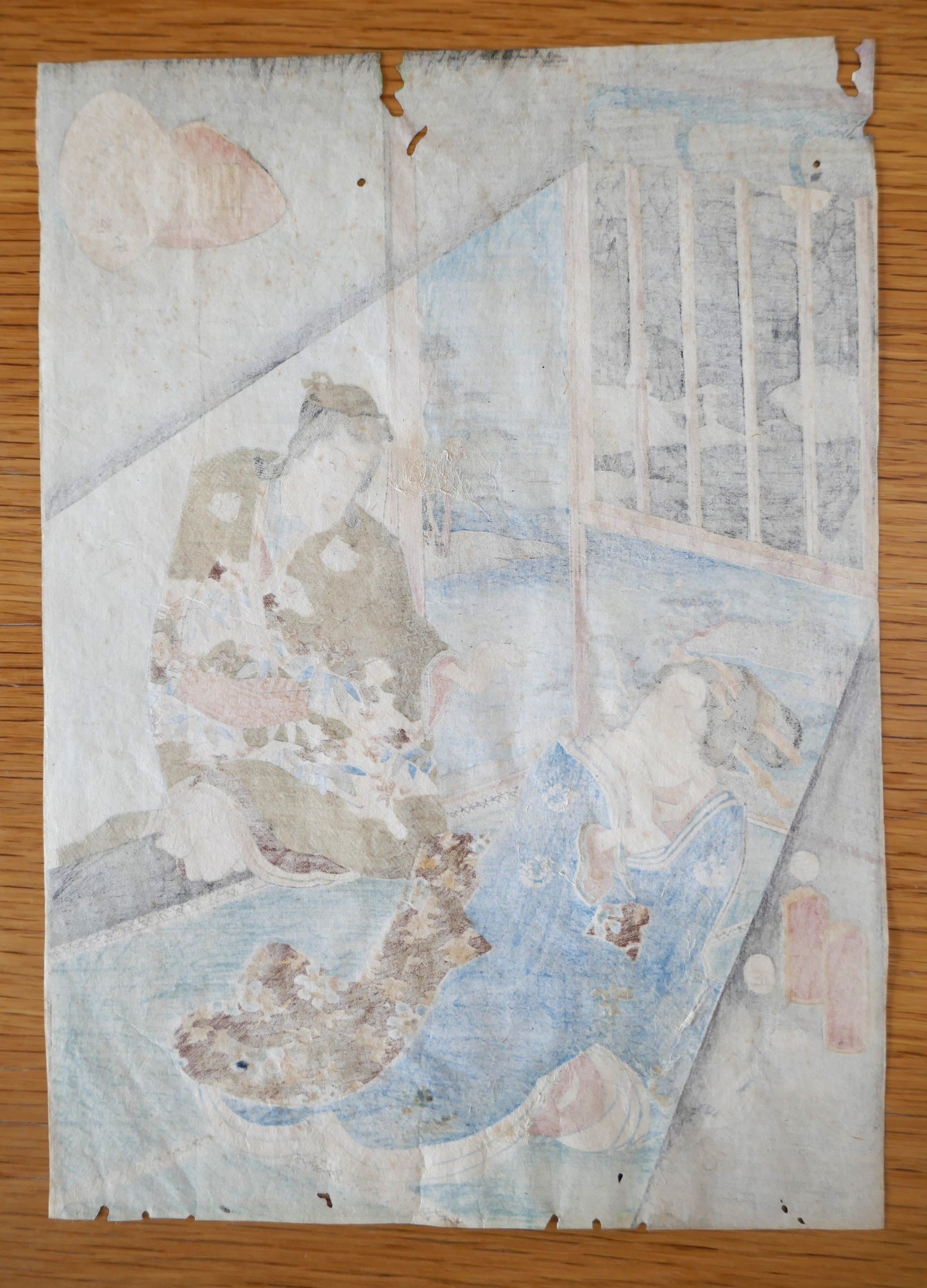 Vue du dos de l’estampe Hahakagi, série Genji Karuta, laissant apparaître les pigments et la finesse du papier.
