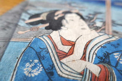 Détail du kimono féminin avec effet karazuri (gaufrage à sec) sur papier washi, estampe de Kunisada II, Genji Karuta.