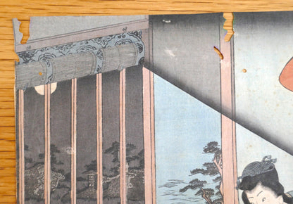 Détail architectural de l’estampe avec vue sur les boiseries et un paysage nocturne à travers les barreaux.