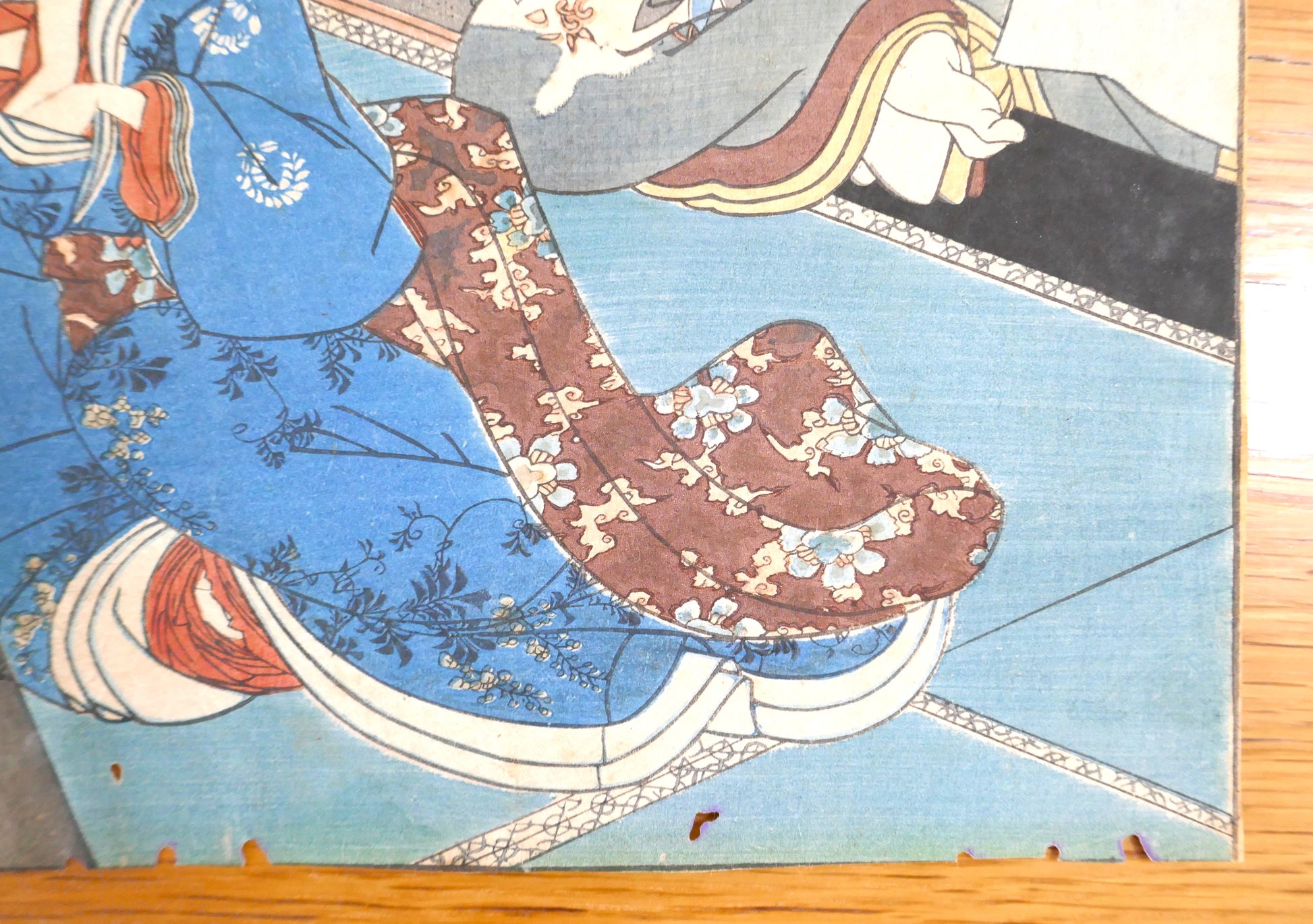 Détail du bas de l’estampe, motif fleuri du kimono et sol en tatamis.