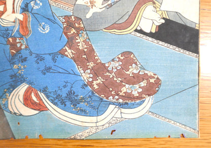 Détail du bas de l’estampe, motif fleuri du kimono et sol en tatamis.