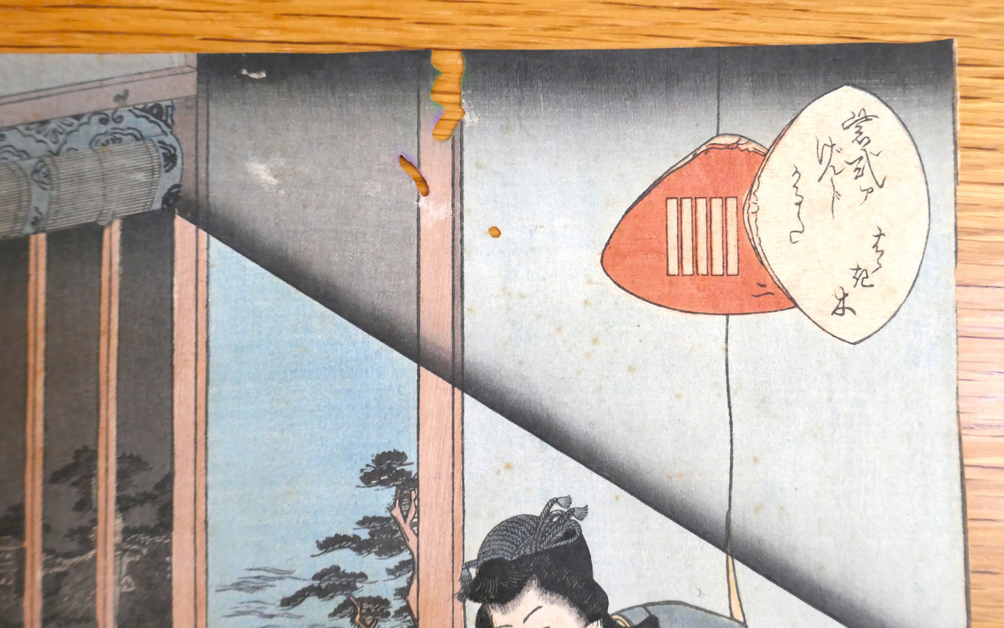 Zoom sur la lanterne rouge et le texte manuscrit dans un phylactère, estampe de Kunisada II.
