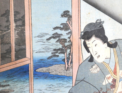 Détail du paysage visible à travers la fenêtre dans l’estampe de Kunisada II, avec pins et rivage.