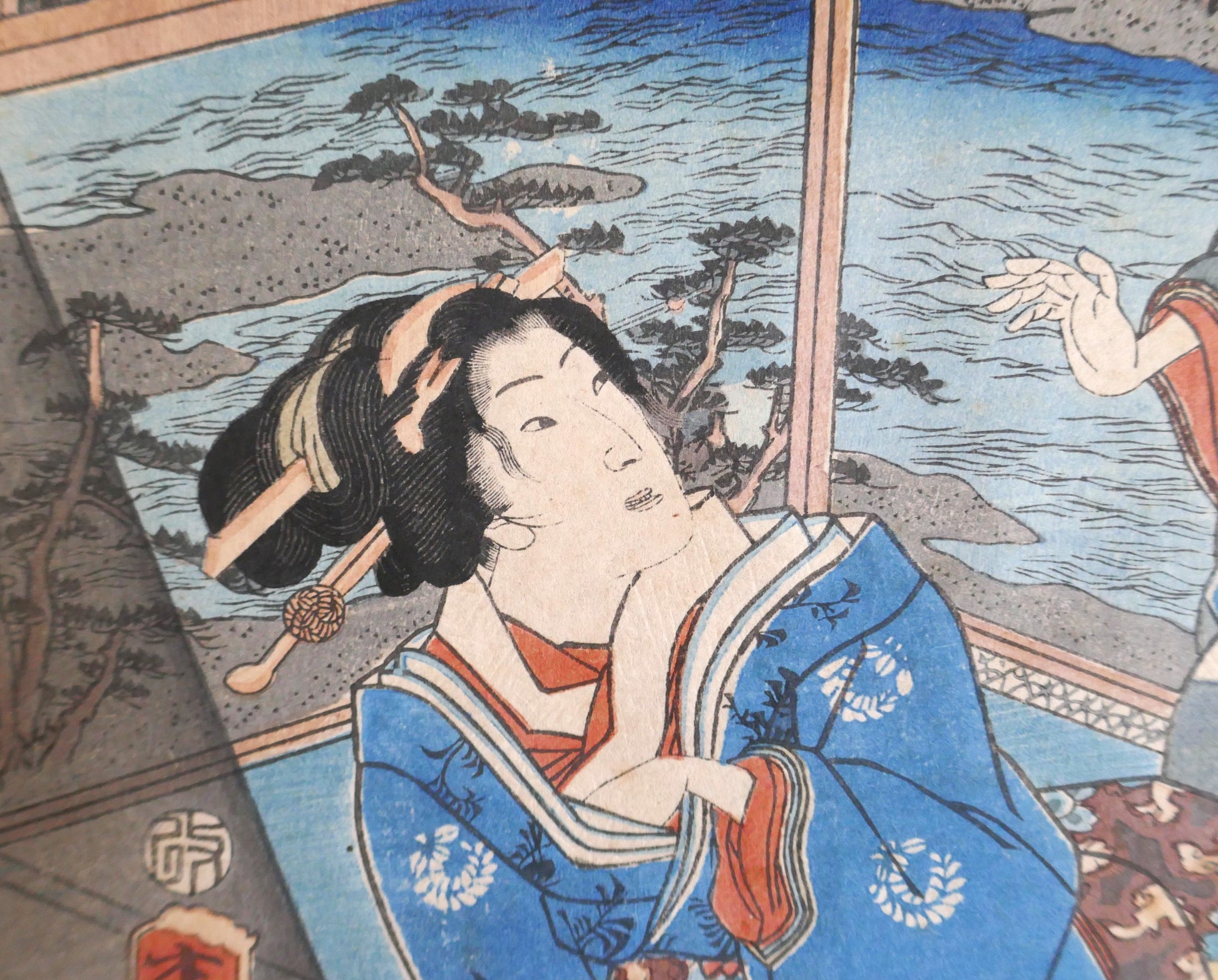 Gros plan sur le visage du personnage féminin Utsusemi dans l’estampe Hahakagi de Kunisada II, avec coiffure traditionnelle et fond paysager.