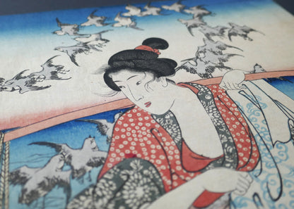 Détail du visage féminin et des pluviers en vol sur estampe ukiyo-e d’Utagawa Kuniyoshi, période Edo