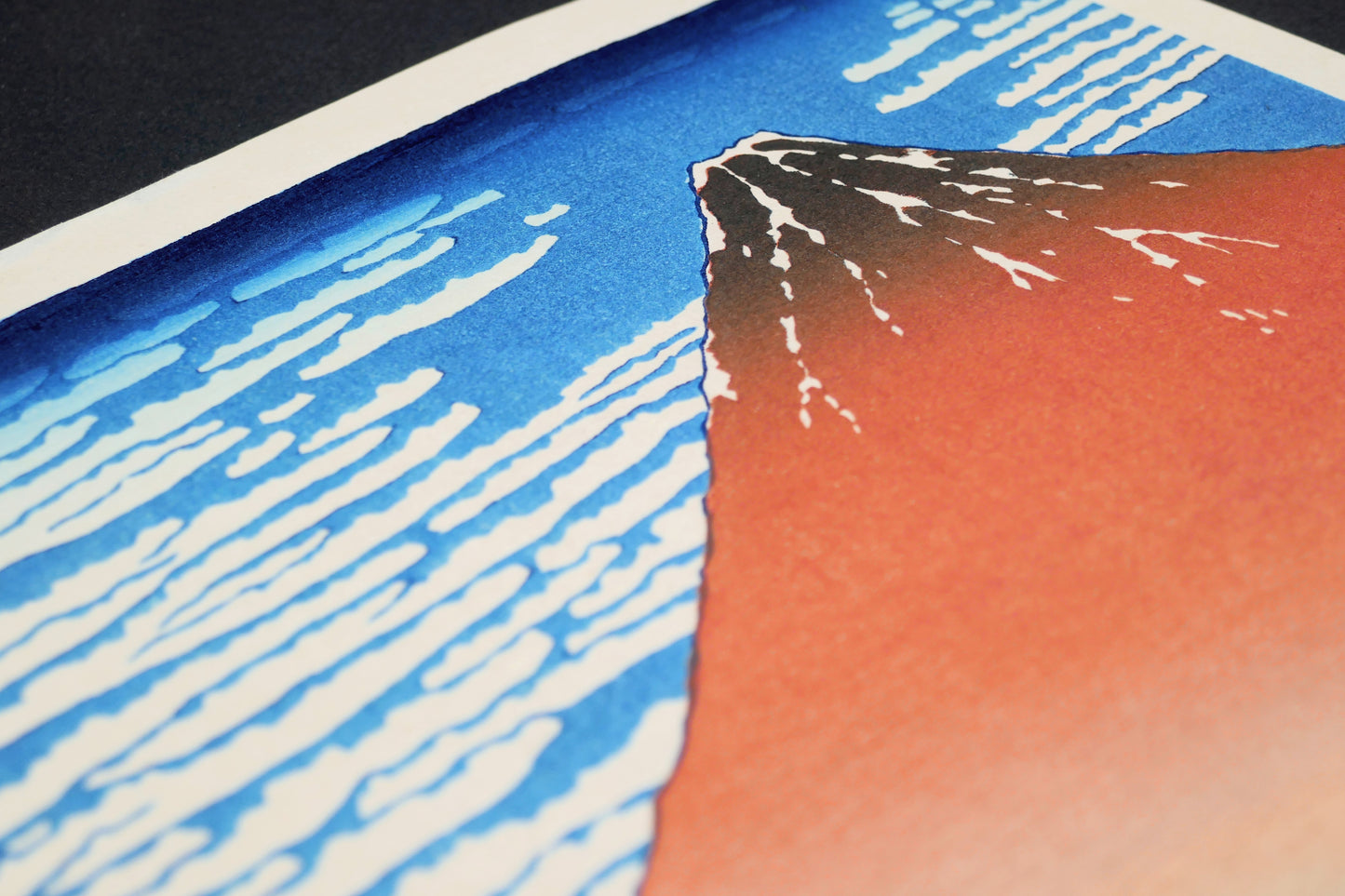 Vue oblique de la réédition Yūyūdō de 1965 du Fuji rouge de Hokusai, montrant le papier et les couleurs.