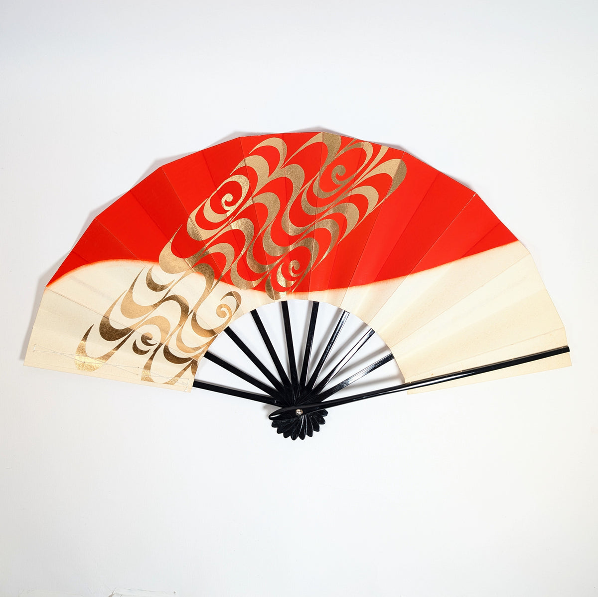 Mai-sensu japonais ouvert, éventail de danse Nihon Buyō rouge vermillon, ivoire et or à motif ryūsui