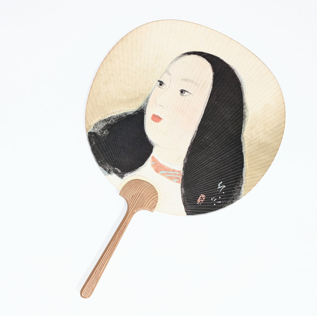 Ancien éventail japonais uchiwa Mitsukoshi décoré d’un portrait féminin de style bijin moderne, papier imprimé et manche en bois