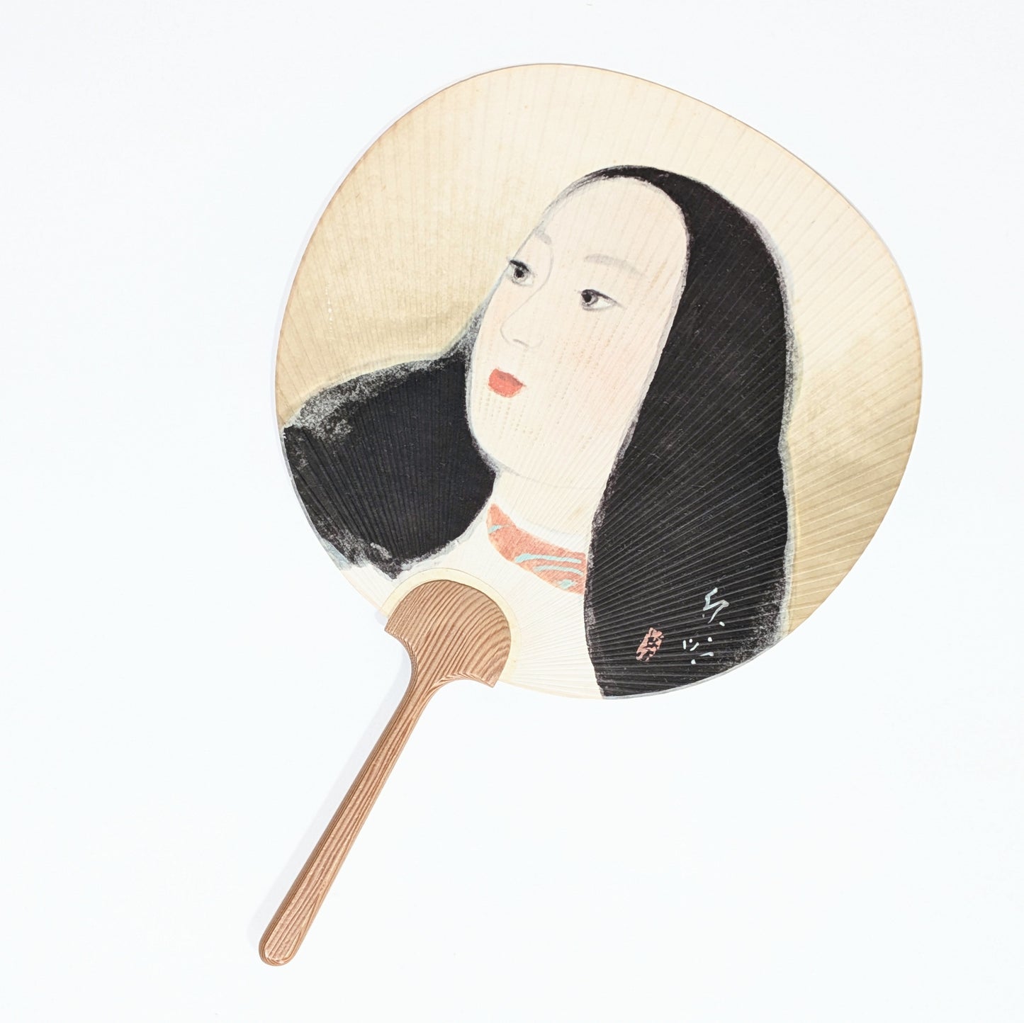Ancien éventail japonais uchiwa Mitsukoshi décoré d’un portrait féminin de style bijin moderne, papier imprimé et manche en bois