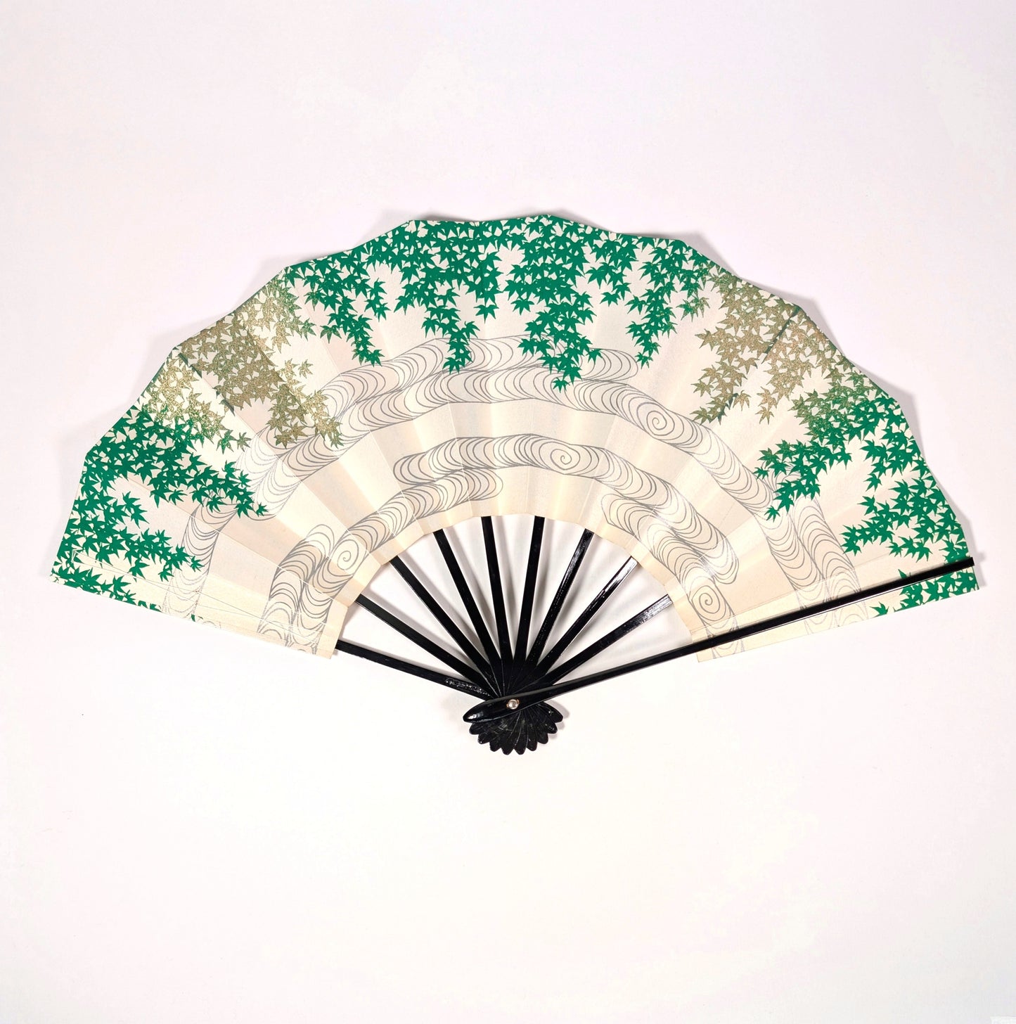 Éventail japonais sensu ouvert sur fond ivoire nacré, orné d’érables verts aomomiji et de courants ryūsui argentés.