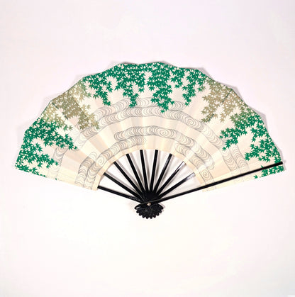 Éventail japonais sensu ouvert sur fond ivoire nacré, orné d’érables verts aomomiji et de courants ryūsui argentés.