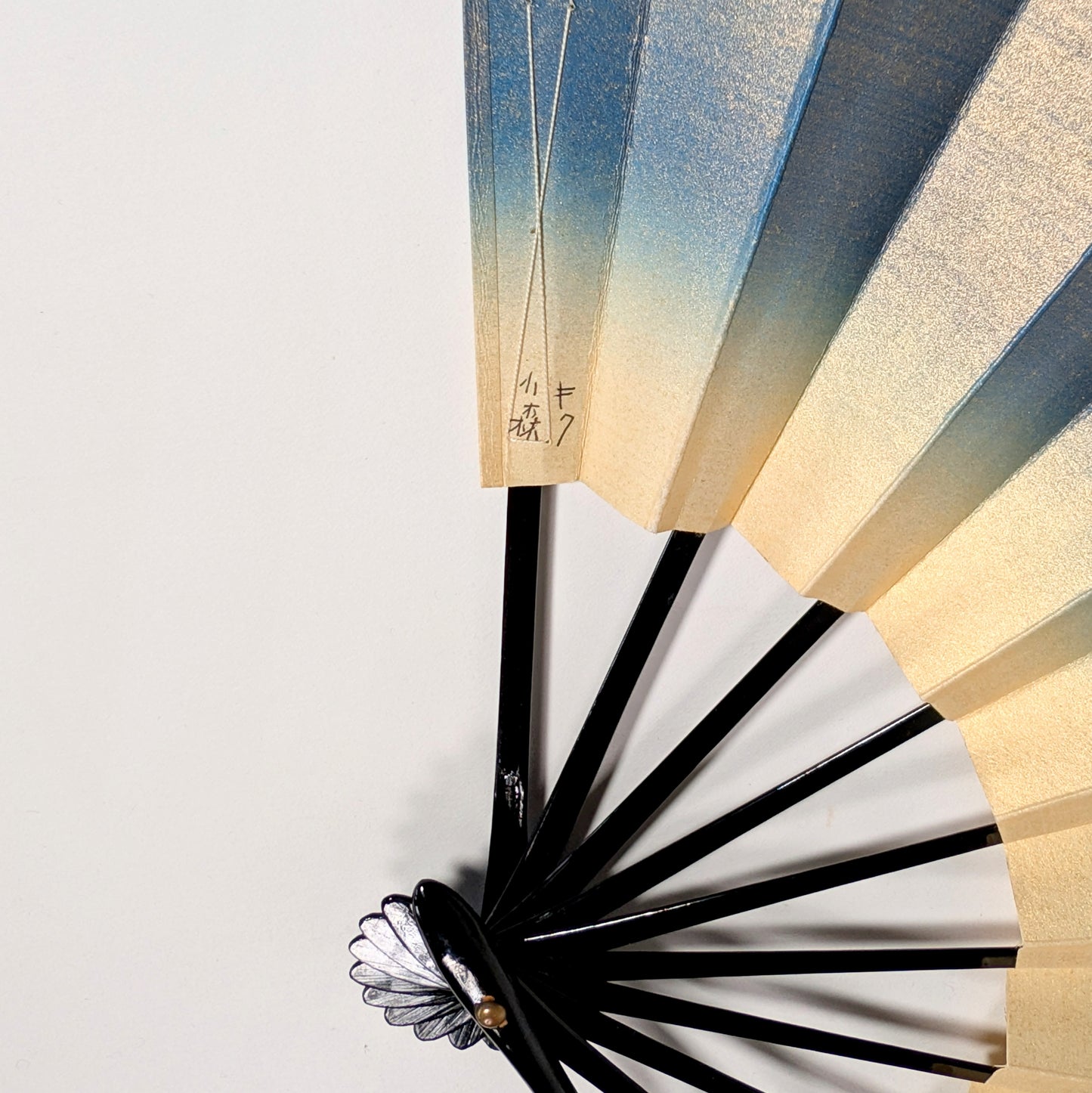 Inscription japonaise Komori Kiku sur un éventail sensu ancien, avec monture noire laquée et papier bleu doré.